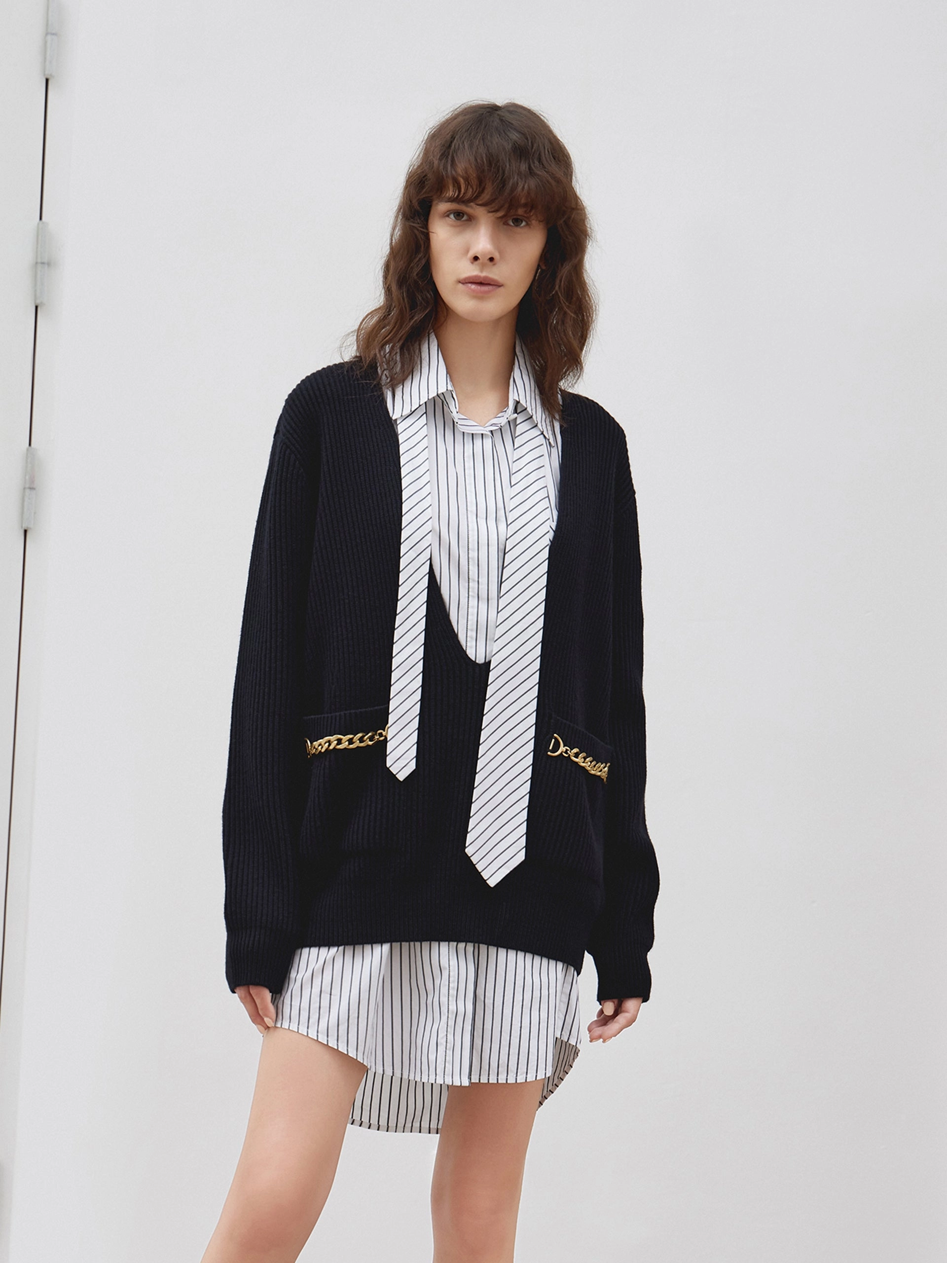 Deep V-neck Sweater ContrastPlacket