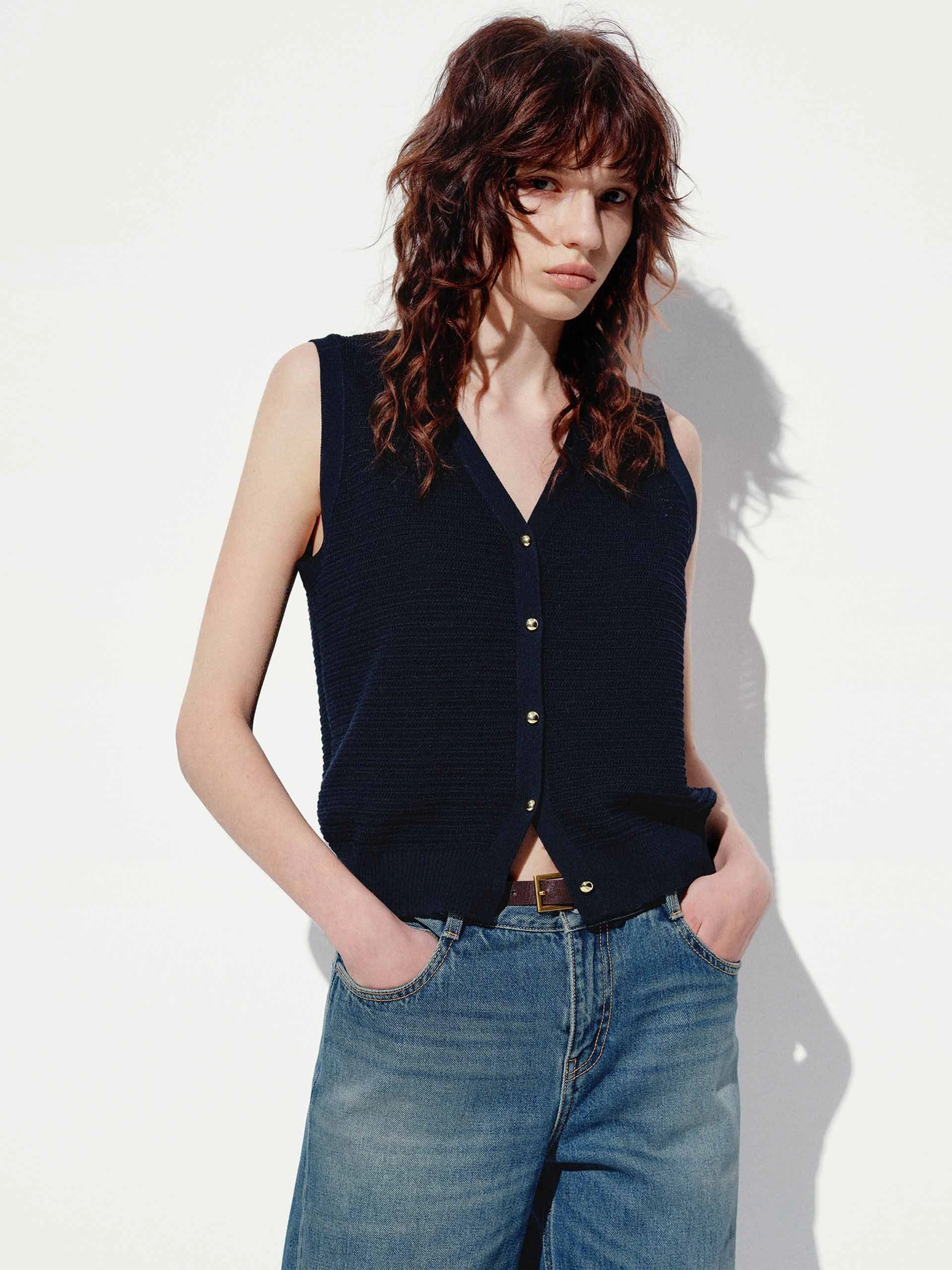 DoubleLayered Neckline V-neck Sleeveless Knit Cardigan