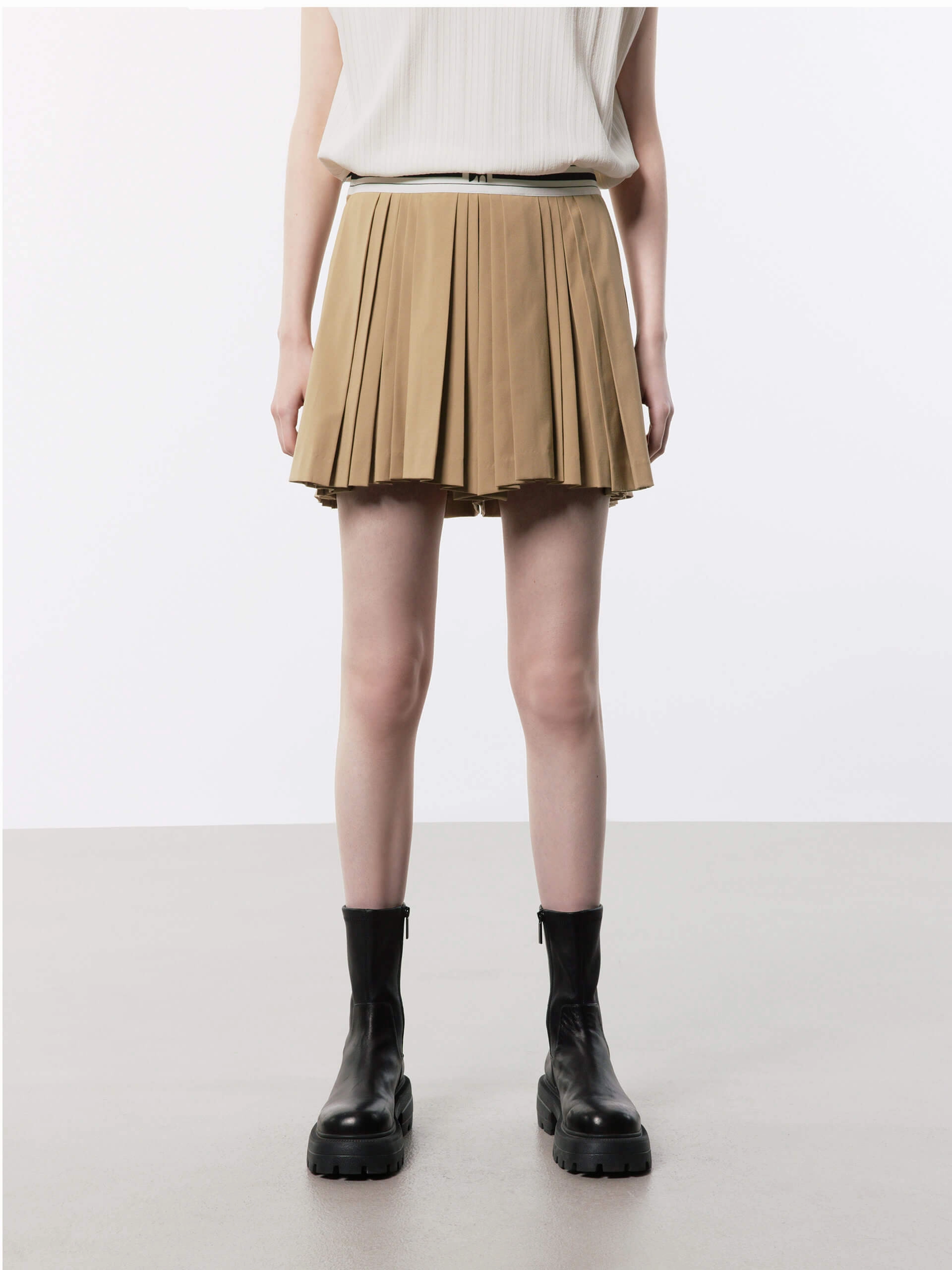Non Restrictive Cut Outdoor Fit Contrast Waist Pleated Skort