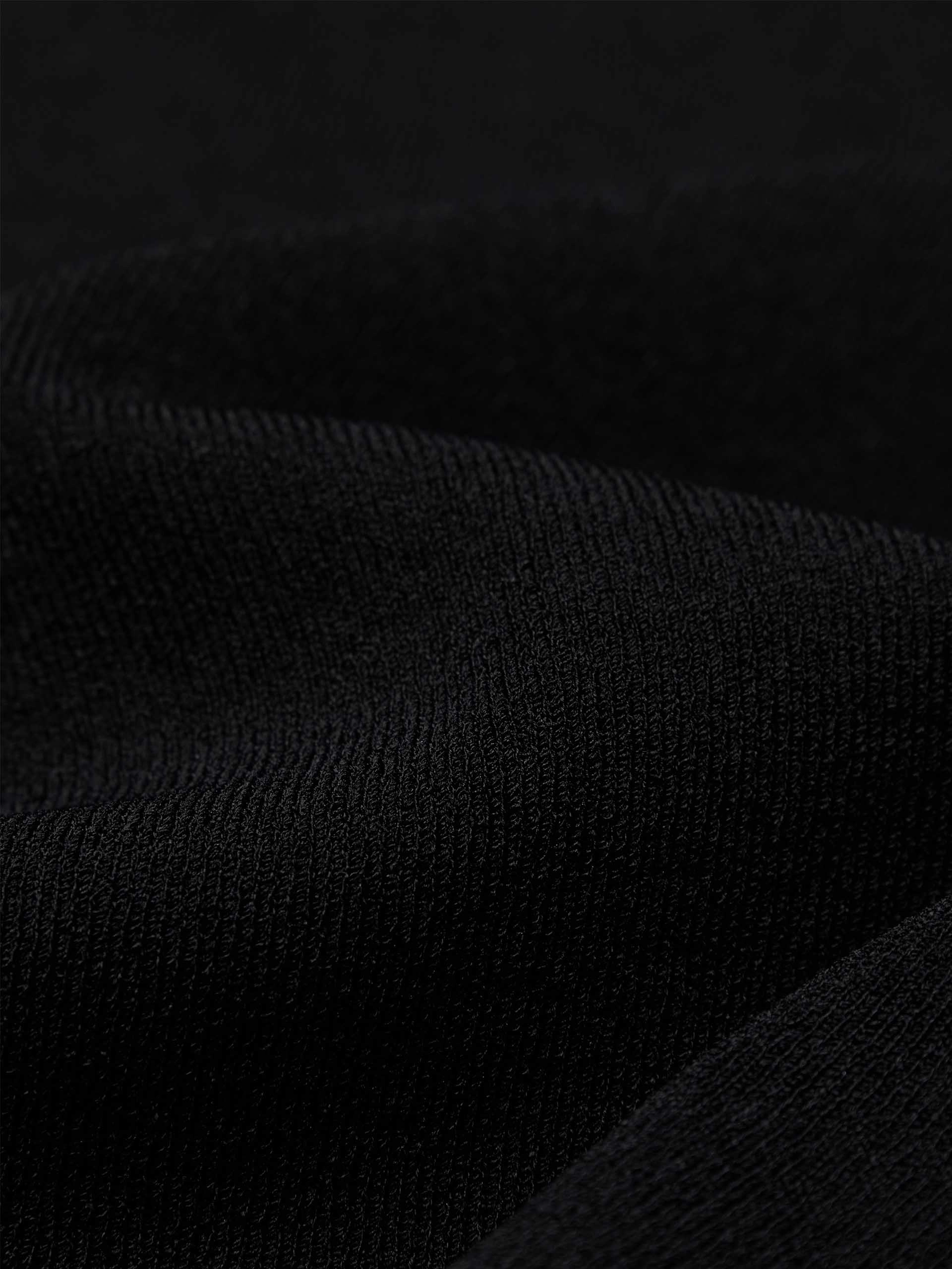 Active Look Cut Shoulder Knit Top