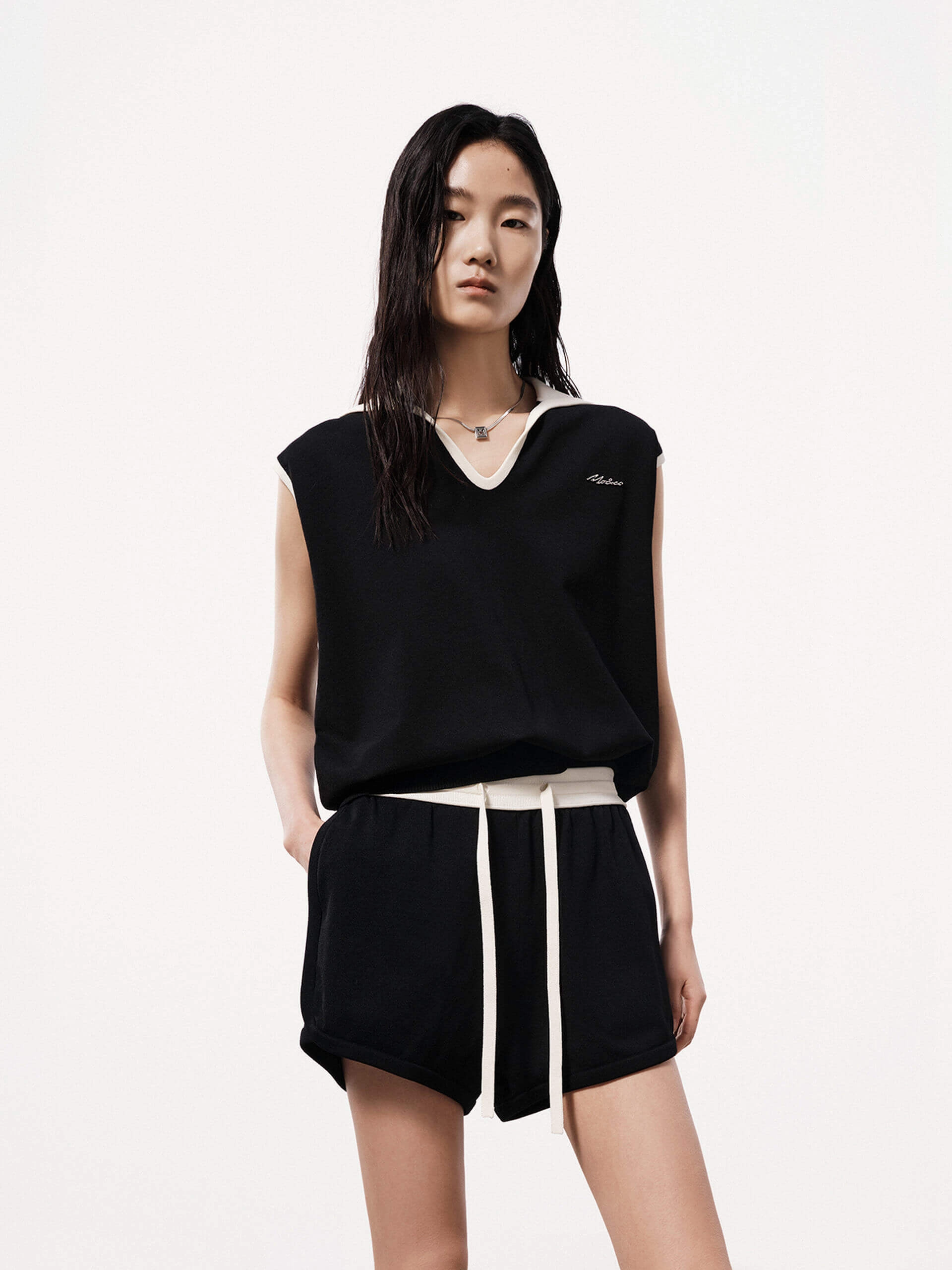 Compression Fit Contrast Collar Sleeveless Top