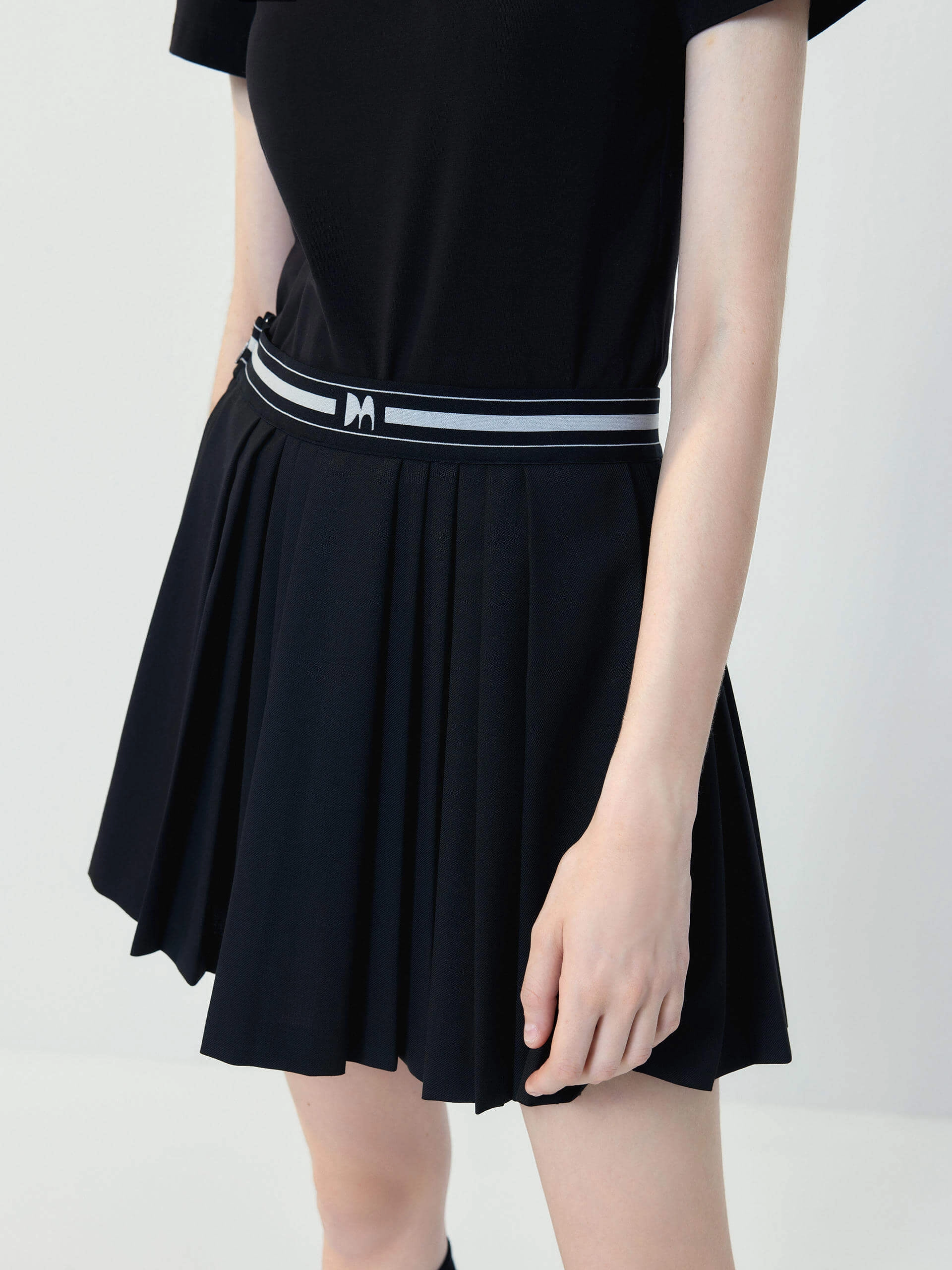Flexible Knee Articulation Elasticated Waist Pleated Skirt