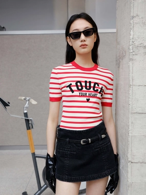 ElasticEdgeBinding Adjustable Collar System Embroidered Logo Striped Top