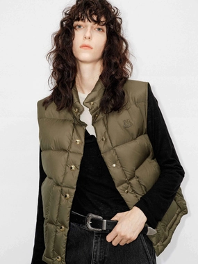 Snap Button Puffer Vest Comfort Fit Design Light Diffusing Fabric