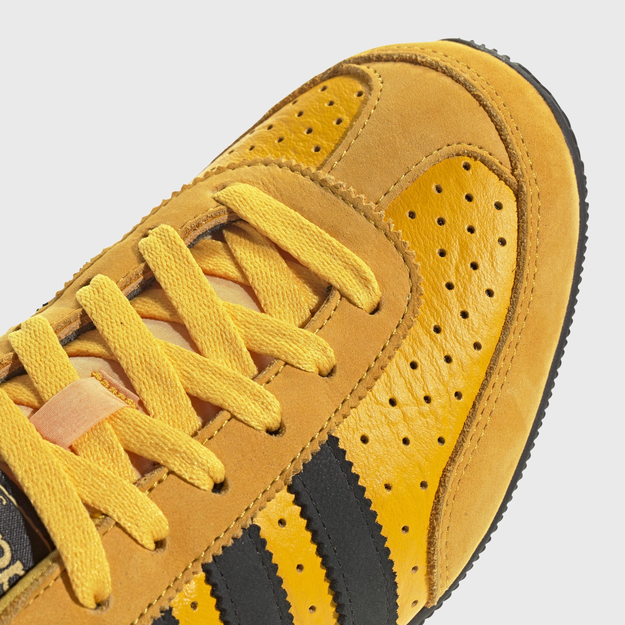 Flat Surface adidas Originals Women's Japan Crew Yellow / Black - Gold