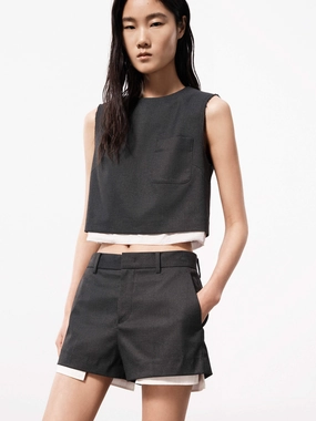 ArticulatedElbowShaping Compact Weave Fabric Layer Detail Sleeveless Top
