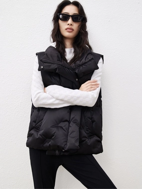 Stretch Weave Fabric Quick Release Buckle Mechanism Pocketed Lapel Collar Down Vest