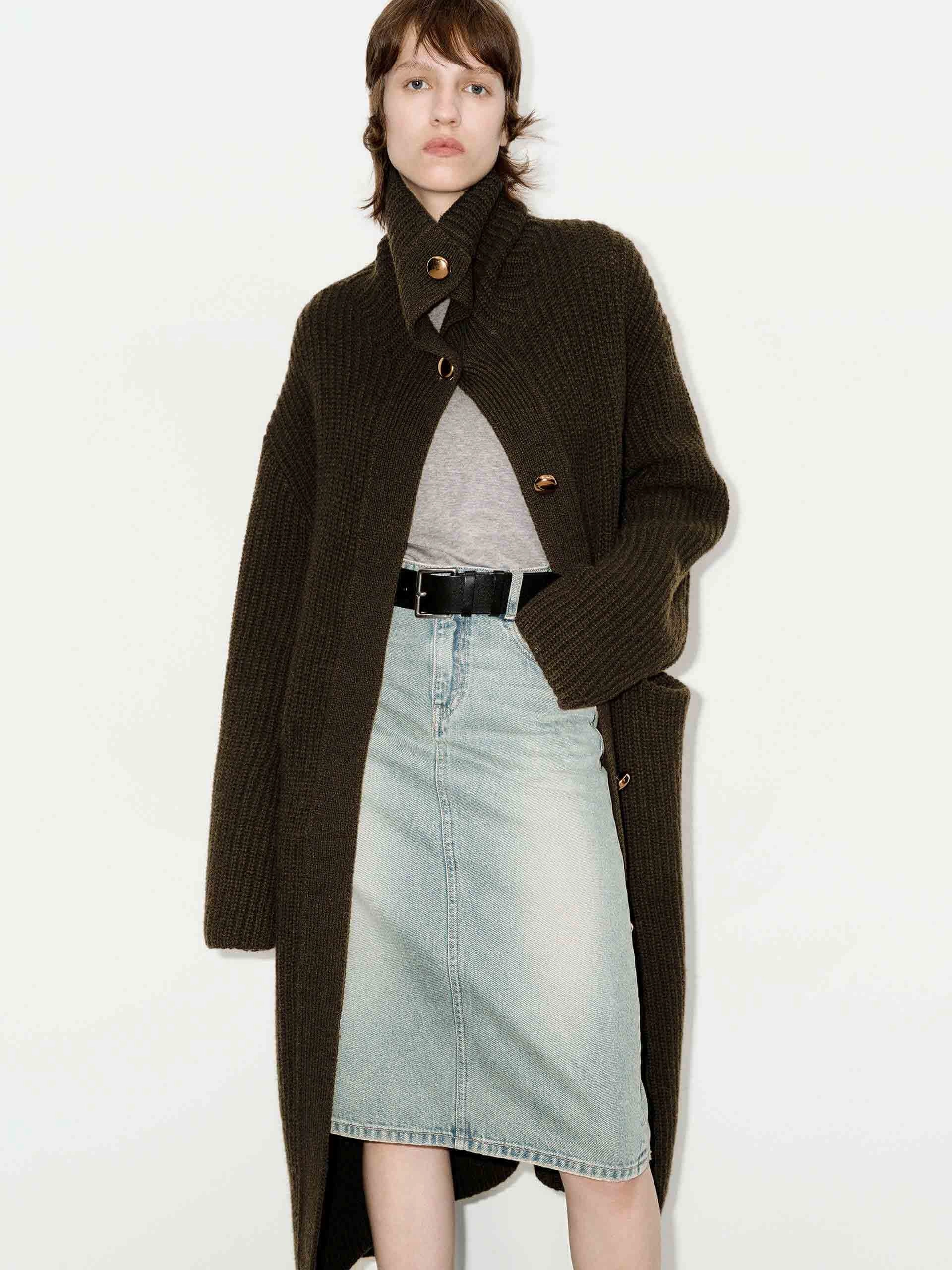 Metal Button Long Cardigan Flowing Design Everyday Comfort Fit