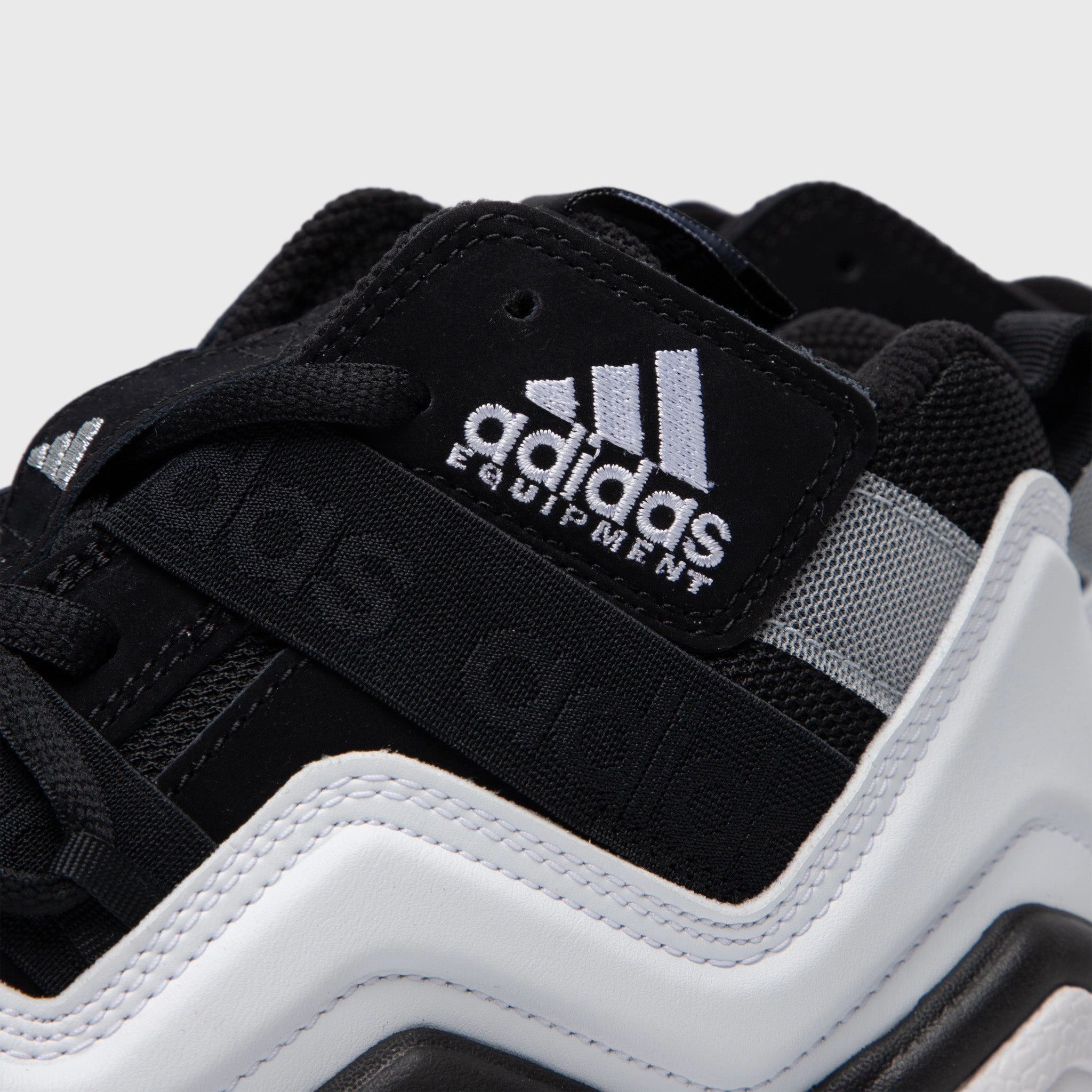 Sustainable Sole Construction adidas Originals Top Ten 2000 Core Black / Cloud White - Silver Metallic