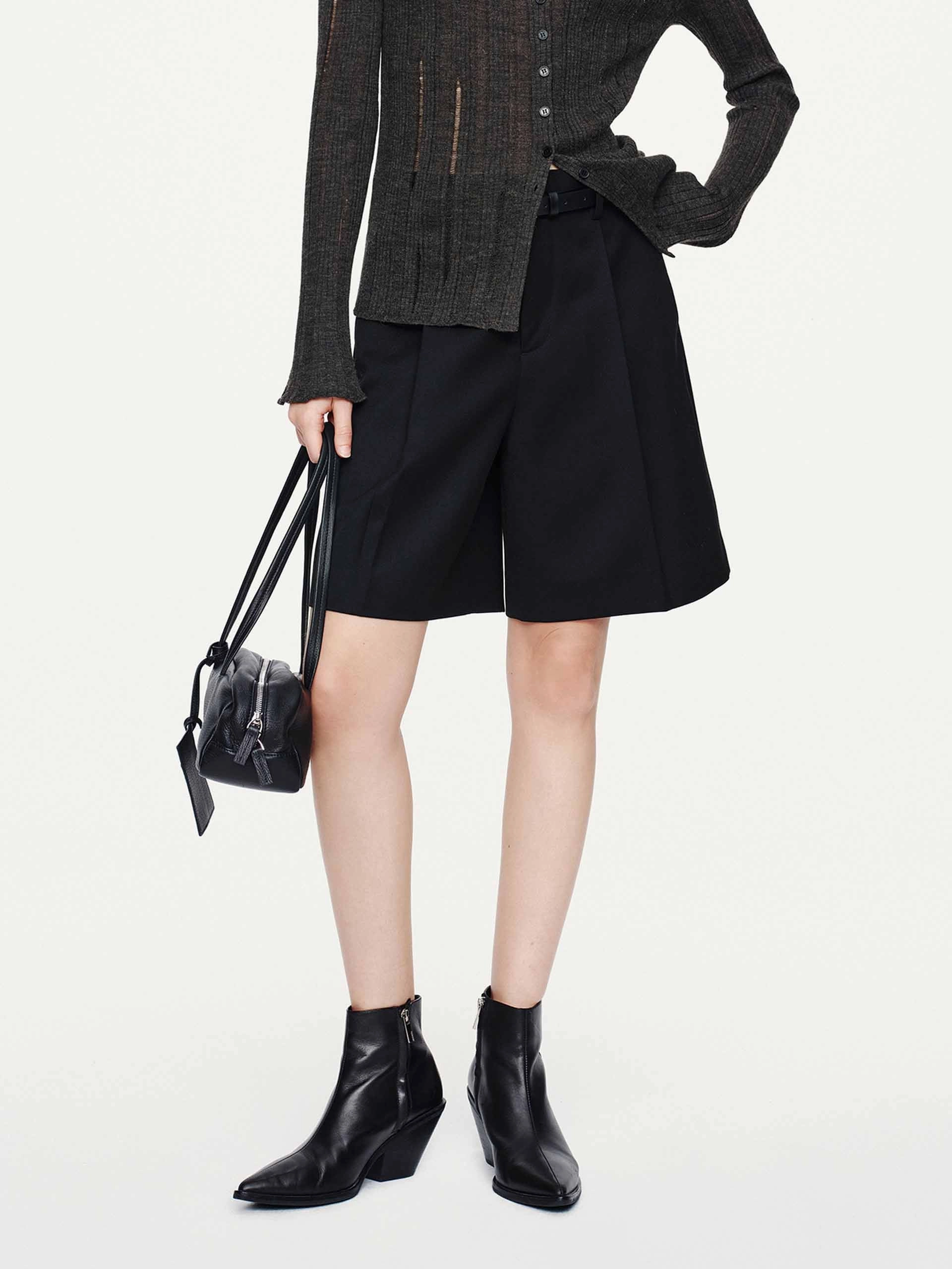 Chafe-Free Fit Multi Pocket Configuration With Belt Pleated Shorts