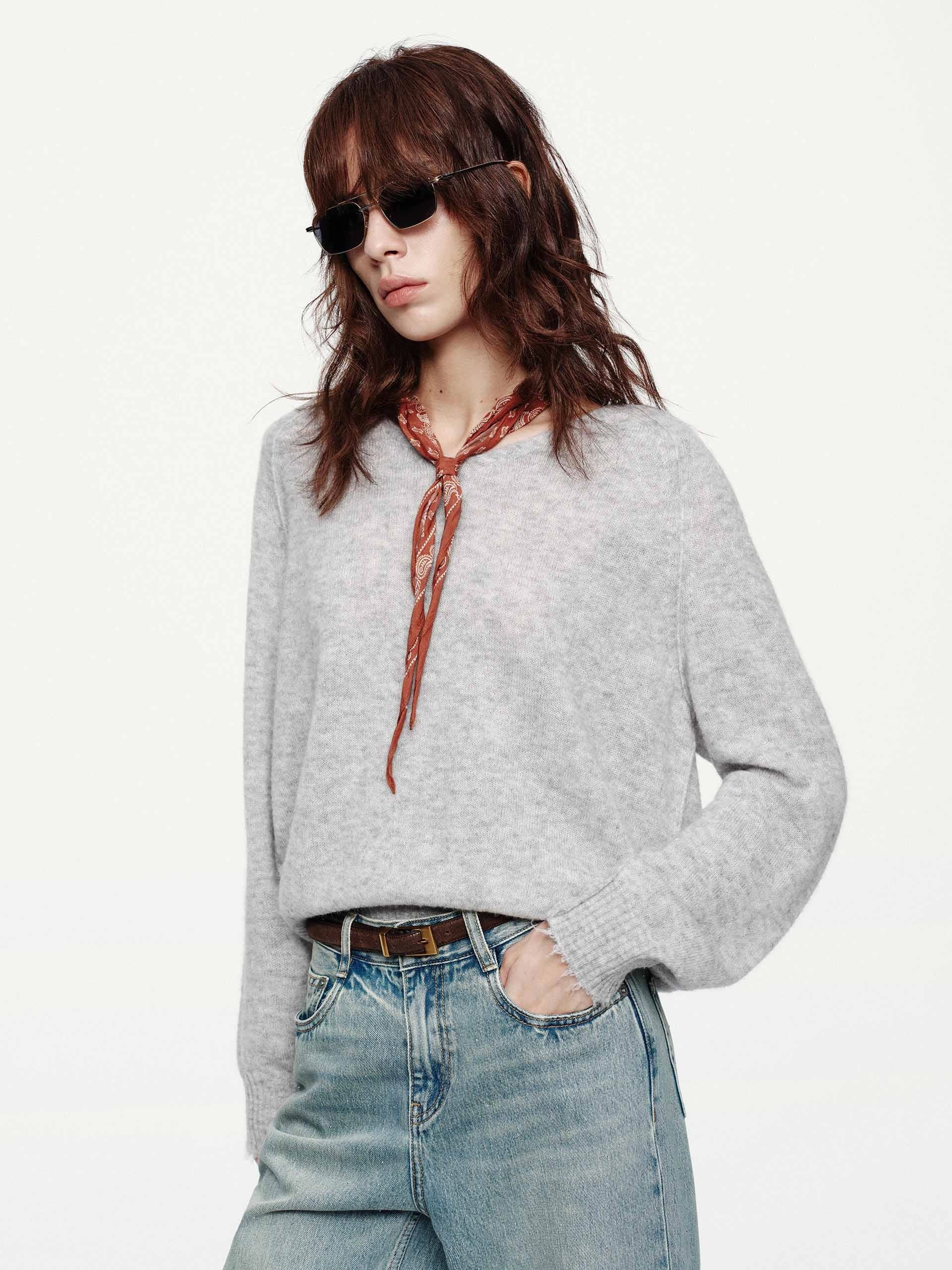 Relaxed Silhouette Circular Knit Technology Raw Hem V-neck Sweater