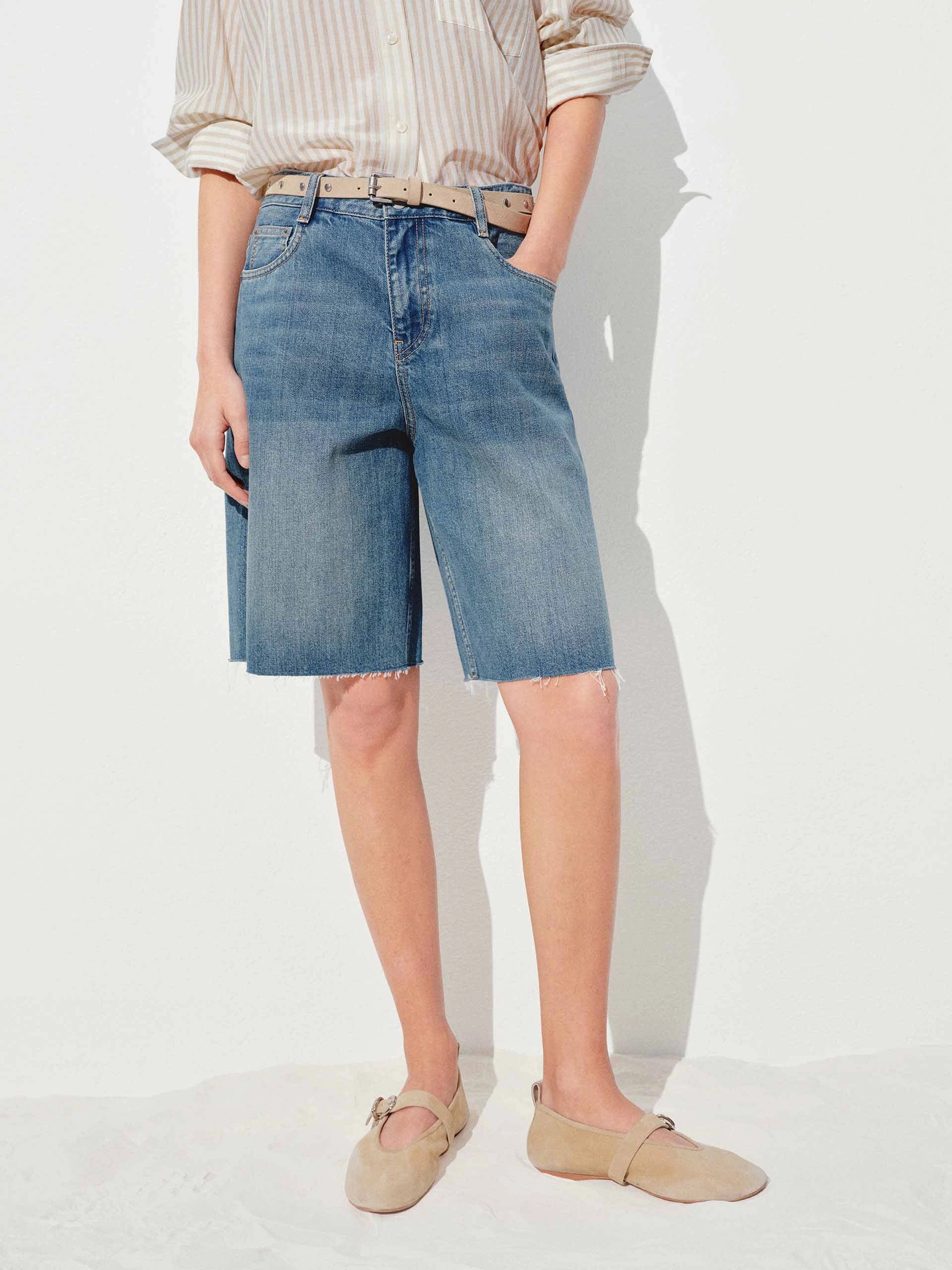 Lightweight Design Raw Hem Wash Denim Shorts