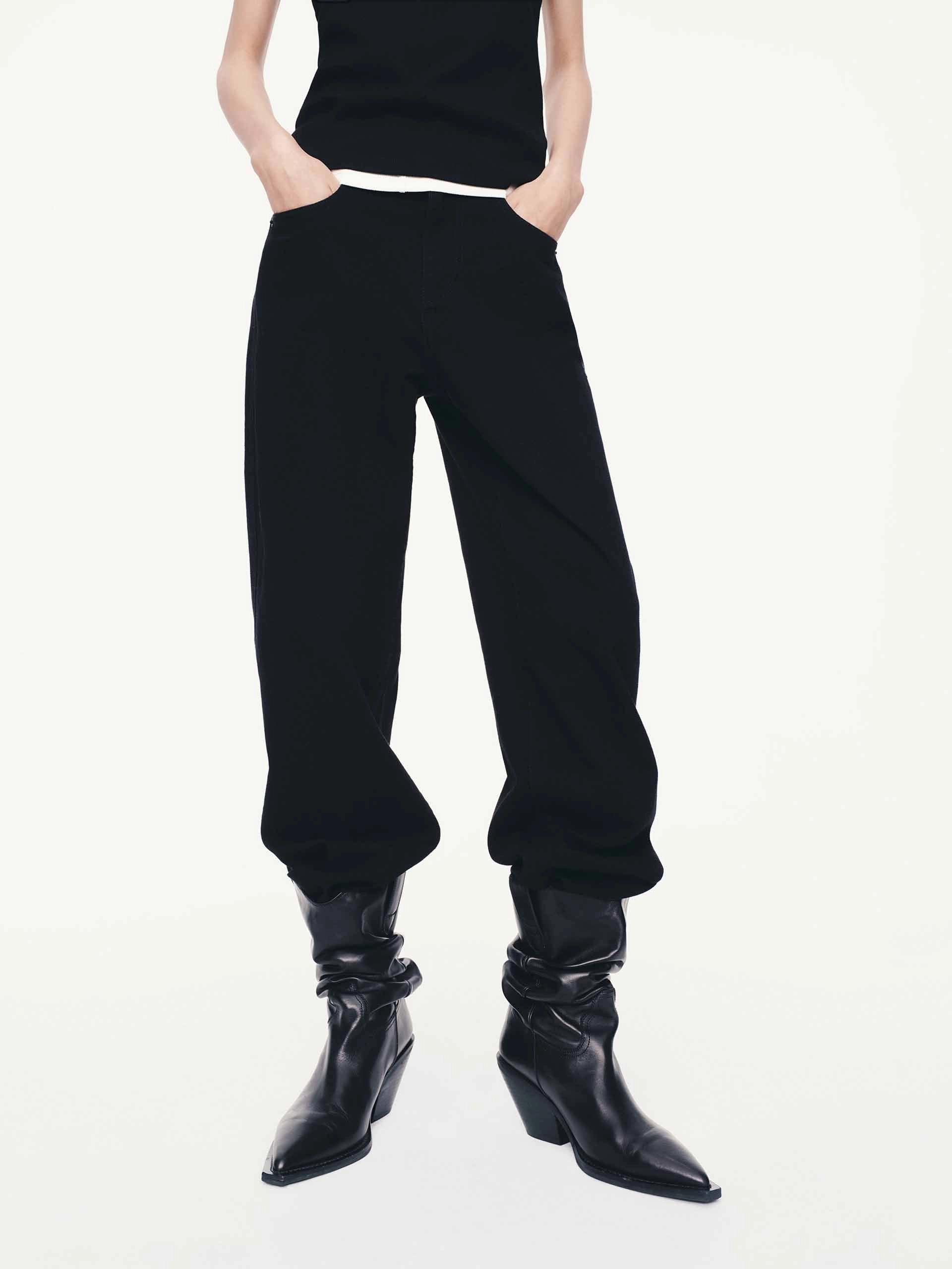 Light Outfit Casual Fit Barrel Leg Black Jeans