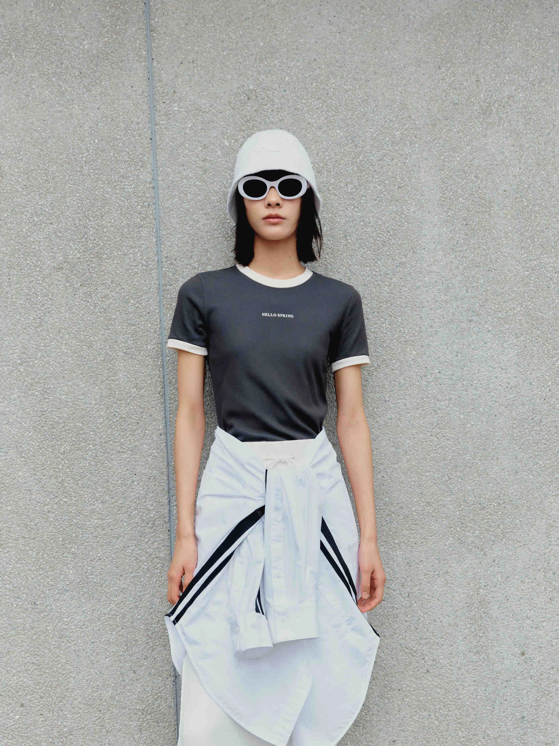 Letter Print Contrast T-shirt Lightweight Material Fashion-Forward Look