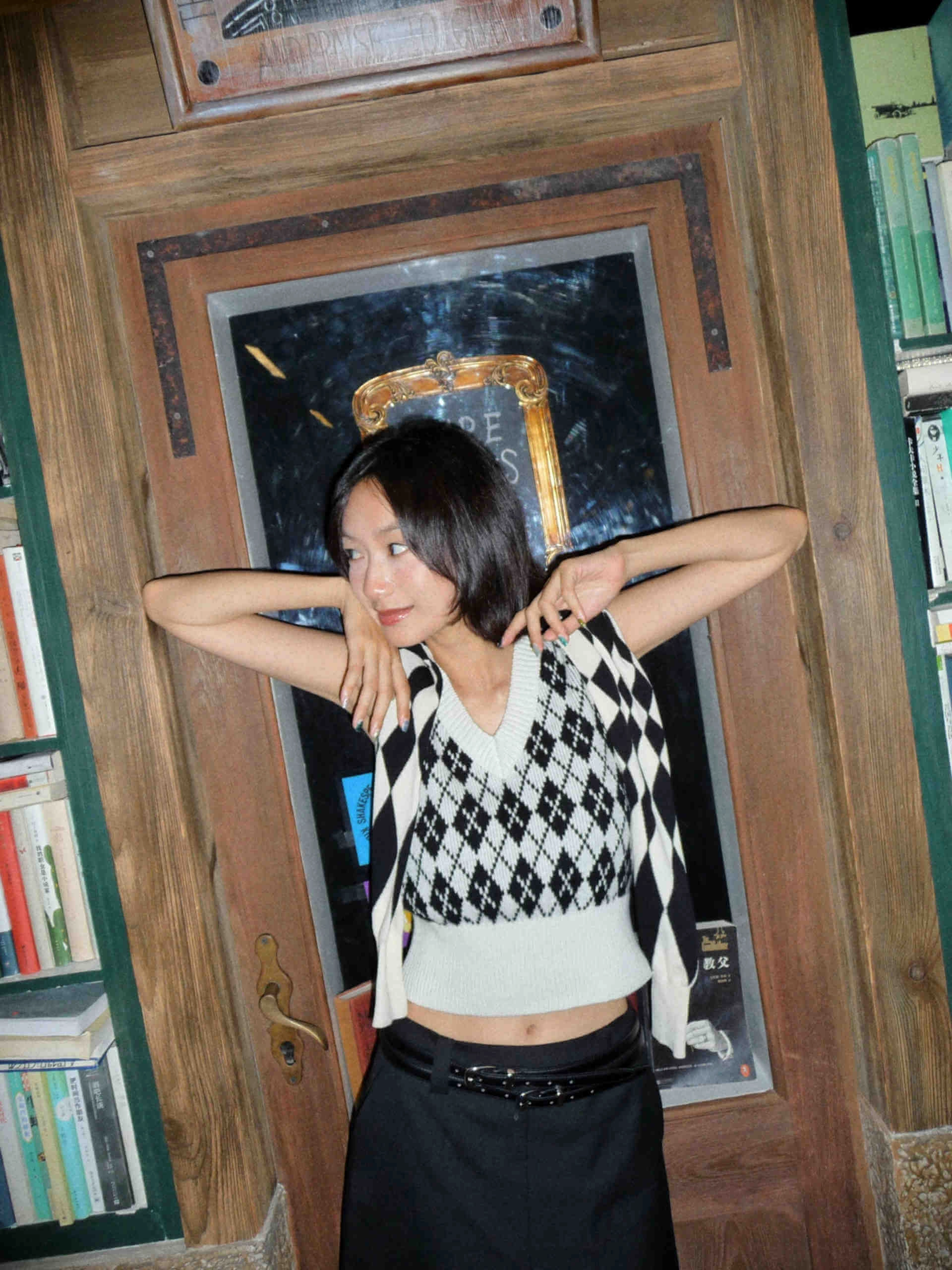 SoftKnit V-neck Argyle Check Knit Vest