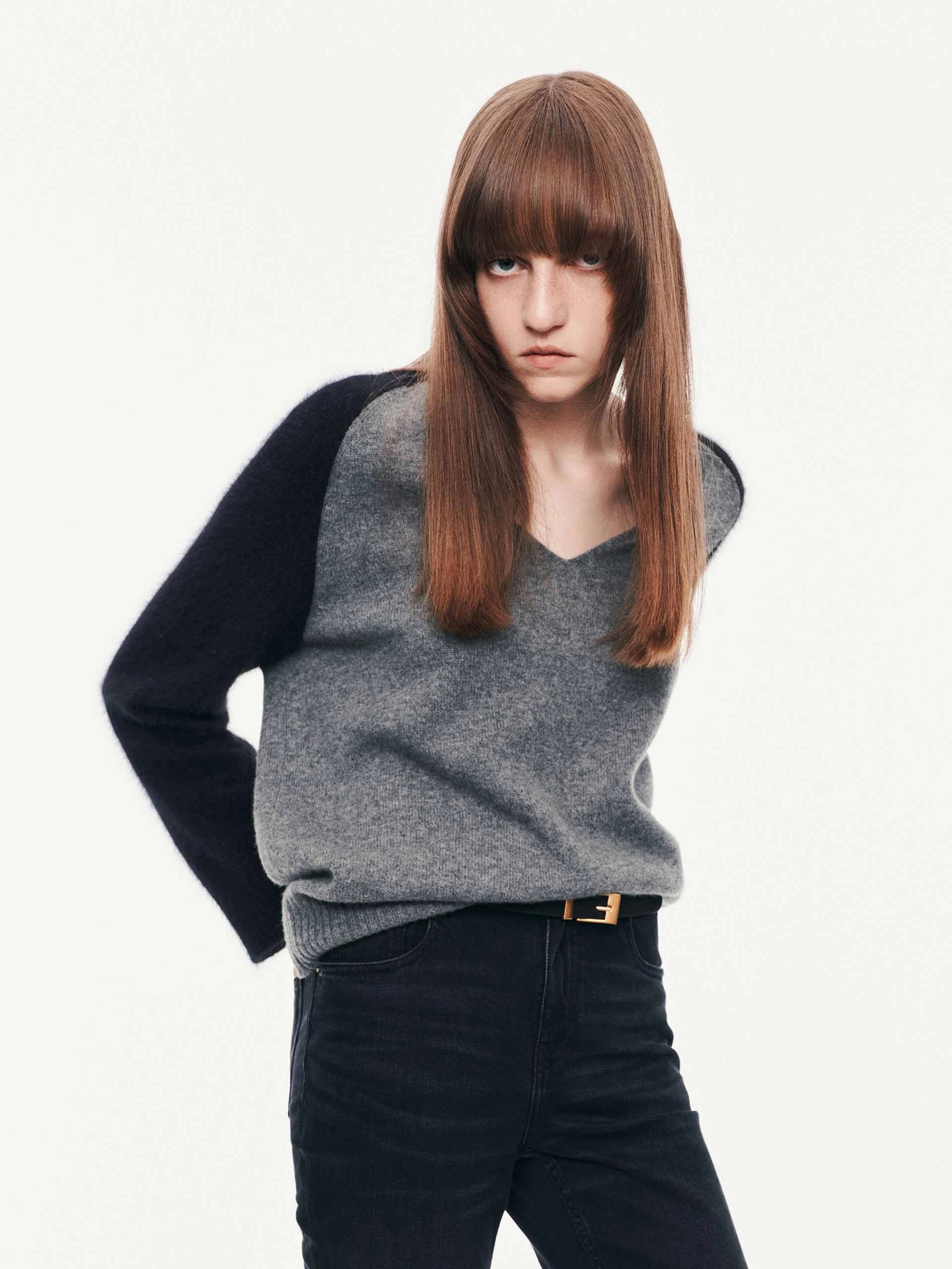 V-neck Contrast Sweater Seamless Construction Design