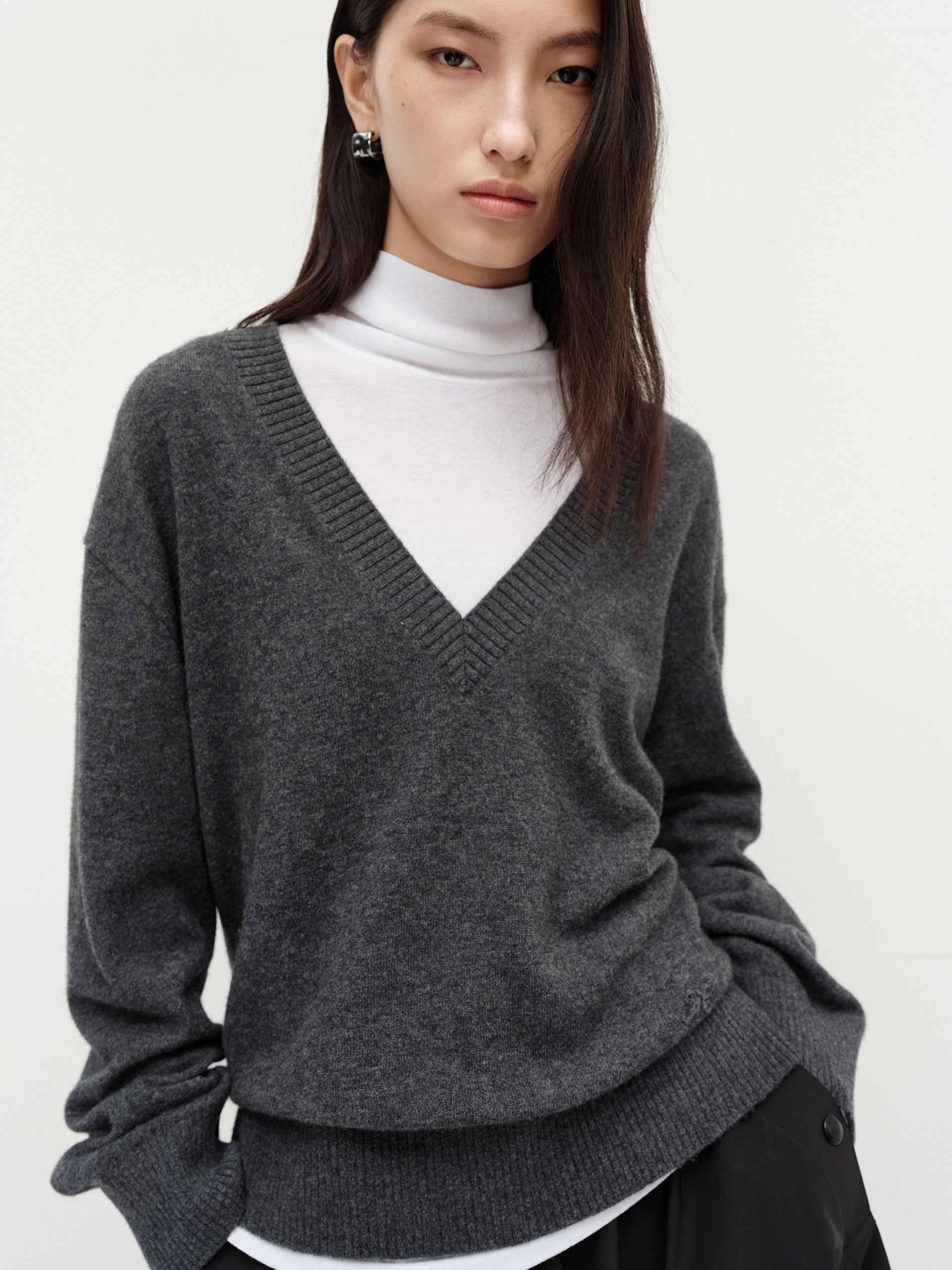V-neck Loose Knit Sweater Grid Back Panel Relaxed Look