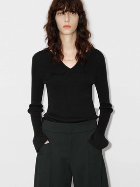 Non Restrictive Fit V-neck Wool Knit Sweater