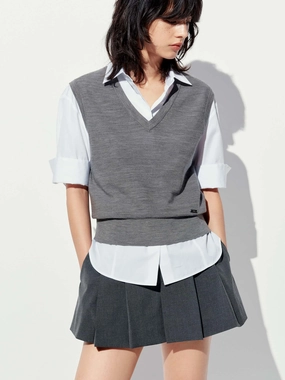 MicroPerforated Details V-neck Wool Knit Vest