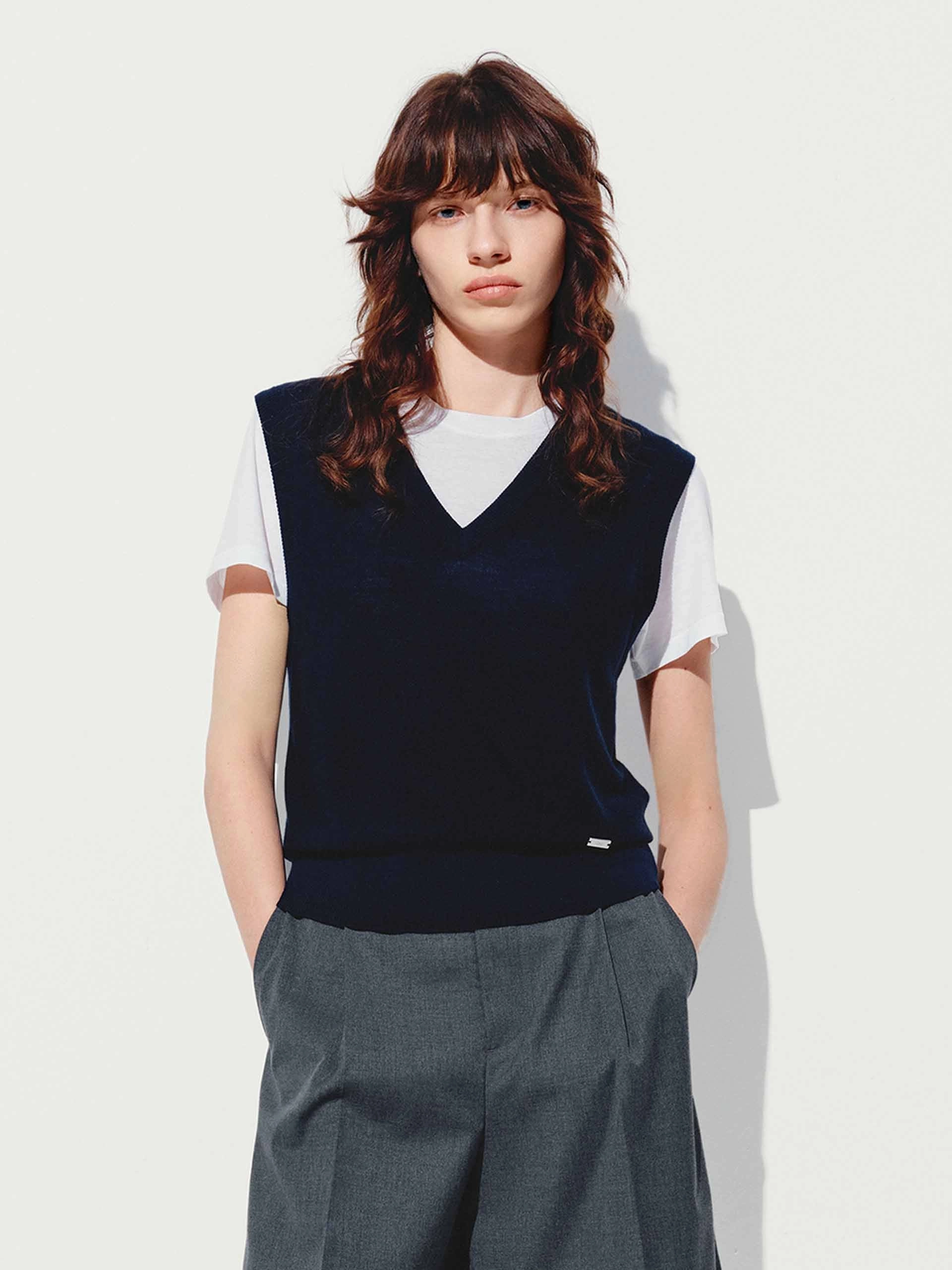 V-neck Wool Knit Vest Ribbed Collar Design Durable Reinforced Hem